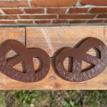 Brezel Deko aus der sbr gGmbH Holzwerkstatt